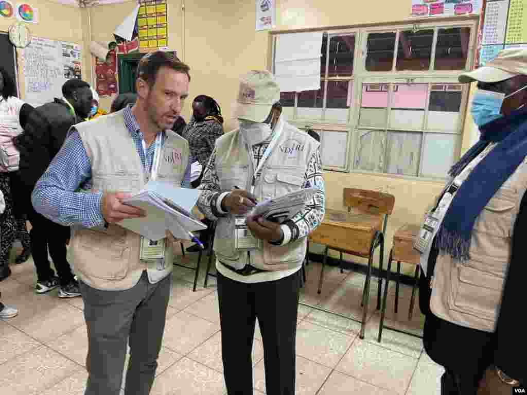Rais Joaquim Chissano akiwa pamoja na wafuatiliaji uchaguzi wa taasisi za Marekani NDI na IRI wakiwa katika kituo cha shule ya msingi ya Westland mjini Nairobi, Kenya. 