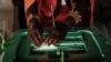 Les télévisions arrêtent de diffuser leurs estimations de résultats au Kenya