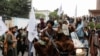 Los partidarios de los talibanes se regocijan en el primer aniversario de la caída de Kabul en una calle de Kabul, Afganistán.