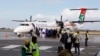 Des passagers embarqués dans un avion attendent le décollage à l'aéroport George, en Afrique du Sud, 16 juin 2010. 