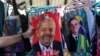 Brasil - eleiçōes 2022 - toalhas com a cara dos candidatos presidenciais Lula da Silva e Jair Bolsonaro