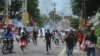 Manifestan Ayisyen kouri apre lapolis tire gaz lakrimojen pandan yon manifestasyon pou mande depa Premye Minis Ariel Henry sou pouvwa a nan Potoprens, Lendi 29 Out, 2022.