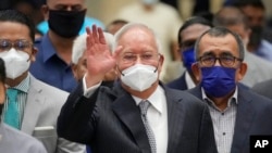 Waziri mkuu wa zamani wa Malaysia Najib Razak akielekea kwenye mahakama ya rufaa mjini Putrajaya, Malaysia, Aug. 23, 2022. 