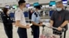 香港警方聯同入境處人員8月20日下午在香港國際機場，向準備前往泰國曼谷的旅客派發傳單，呼籲他們小心東南亞詐騙集團求職騙案。（美國之音湯惠芸）