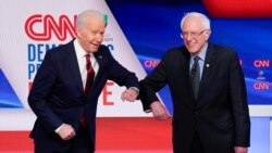El exvicepresidente de EE.UU. Joe Biden, izq. y el senador Bernie Sanders, se saludan sin tocarse las manos antes de participar en el debate de las primarias demócratas en las oficinas de CNN en Washington D.C., el domingo 15 de marzo de 2020.
