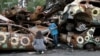 Les dégâts de la guerre en Ukraine transformés par des artistes