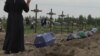 Ukraine : funérailles de 11 civils non identifiés tués lors de l'occupation russe de Boutcha