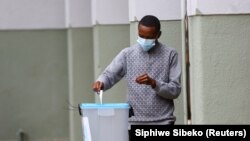 Um eleitor coloca o seu voto dentro da urna , escola Nzinga Mbandi (24 Agosto 2022)