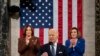 Presidente Joe Biden aplaudido no discurso sobre o Estado da União pela vice-presidente, Kamala Harris, e pela presidente da Câmara dos Representantes, Nancy Pelosi, 1 Março 2022