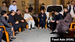  د سيند اسمبلۍ مخې ته د پي ټي اېم او حکومتي وزير مذاکرات