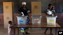 Wananchi wa Zimbabwe wakipiga kura katika kituo cha kupiga kura cha Kwekwe, Zimbabwe, Jumatatu Julai 30, 2018.