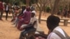 Des candidats aux examens du baccalauréat attendent à la cour du Lycée Blaise Diagne à Dakar, Sénégal, 5 juillet 2017. (VOA/ Seydina Aba Gueye)