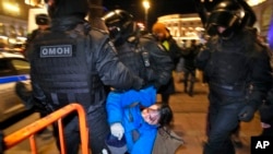 Polisi wamkamata muandamanaji mjini St Petersburg, katika maandamano ya kupinga uvamizi wa Rashia dhidi ya Ukraine. Februari 26, 2022. Picha ya AP