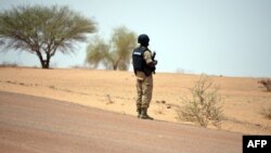 Mlinzi wa Burkina Faso akishika doria kwenye mgodi wa Tambao ambapo raia wa Romania alitekwa nyara 2015.