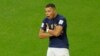 Attquant ya Frnace Kylian Mbappé azali kosepela nsima na kotia mongete ya mistao ya ekipi na ye liboso lya Pologne na 8e ya Mondial Qatar 2022 na stade Al-Thumama, Doha, 4 décembre 2022. (Photo by Odd ANDERSEN / AFP)