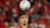 Defesa de Marrocos, Achraf Hakimi, olha para a bola no Sal, a oeste de Doha , 6 de dezembro de 2022. (Foto de KARIM JAAFAR / AFP)