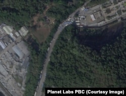 2022年12月26日，衛星圖片中廣州市番禺區殯儀館的繁忙景象（來源：Planet Labs PBC)