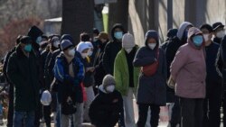 中國封控鬆綁後疫情飆升，發熱門診就診患者大排長龍