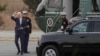 El presidente de EE. UU., Joe Biden, saluda mientras camina desde Marine One a su llegada desde Washington, DC,