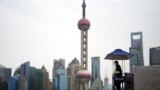 上海因新冠疫情封城。一名保安在陆家嘴金融区的建筑前执勤。（2022年3月28日）