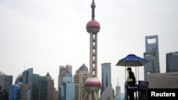上海因新冠疫情封城。一名保安在陸家嘴金融區的建築前執勤。（2022年3月28日）
