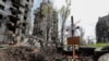Una vista muestra las tumbas de un civil asesinado durante el conflicto entre Ucrania y Rusia en la ciudad portuaria sureña de Mariupol