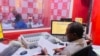 Radio Oméga, une célèbre radio privée de la capitale, en pleine édition de midi, Ouagadougou, le 3 mai 2022. (VOA/Lamine Traoré) 