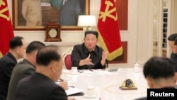 Kiongozi wa Korea kaskazini Kim Jong Un akiongoza mkutano kuhusu COVID-19 mjini Pyongyang, Korea kaskazini, May 17, 2022.