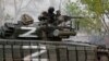 Un miembro del servicio de las tropas prorrusas es visto encima de un tanque durante los combates en el conflicto Ucrania-Rusia