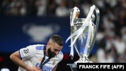 FBL-EUR-C1-LIVERPOOL-REAL MADRID-TROPHY