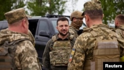 Rais wa Ukraine Volodymyr Zelenskiy akitembelea eneo ambalo majeshi ya Ukraine yanapambana na majeshi ya Russia kufuatia Russia kuivamia Ukraine, katika mkoa wa Kharkiv, Ukraine May 29, 2022. (Ukrainian Presidential Press Service/Handout via Reuters) 