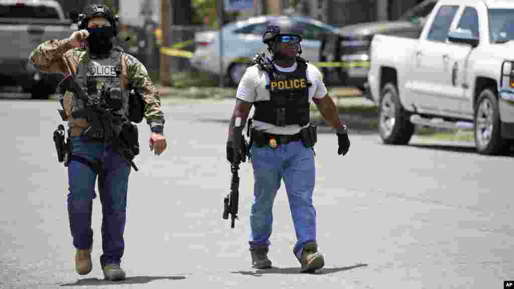 Polisi wapiga doria karibu na shule ya msingi ya&nbsp; Robb Elementary kufuatia shambulio la bunduki, Mei 24, 2022, in Uvalde, Texas.