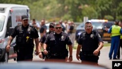 Polisi wakitembea karibu na shule ya msingi ya Robb kufuatia shambulio la risasi, May 24, Uvalde Texas. Picha ya AP.