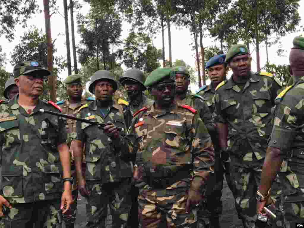 Mkuu wa Jeshi mashariki mwa DRC Jenerali Mbangu Masita pamoja na makamu wake Jenerali Mutu Peke wakikagua maeneo yaliyoshambuliwa na waasi wa m23. Picha na mwandishi wa VOA Austere Malivika