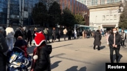 北京市民在一處政府辦事處前排起長隊辦理包括申請或更新中國護照在內的各種事項。（2023年1月9日）