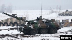 法國製AMX-10 RC型裝甲作戰車（中）（路透社資料圖）