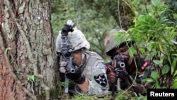美國和印度軍人在喜馬拉雅山地區參與聯合軍演。 （路透社2016年9月25日）