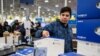 បុរស​​ម្នាក់​​យួរ Playstation 5 នៅ​ហាង​ទំនិញ Best Buy ក្នុង​ថ្ងៃ Black Friday នៅ​ទីក្រុង Chicago រដ្ឋ Illinois សហរដ្ឋ​អាមេរិក ថ្ងៃទី ២៥ ខែវិច្ឆិកា ឆ្នាំ២០២២។ 