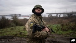 Yon solda Ikrenyen fe patwouy nan zon Pon Antonovsky la nan moman fos Ris yo ap pati kite Kherson, Ikren, Jedi 8 Desanm, 2022. 