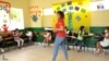 Niños venezolanos reciben clases en un salón de clase que la ONG Save the Children ha dispuesto para que puedan seguir educándose. FOTO: Nicole Sandoval, VOA. 