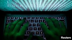 Дві урядові установи США заявили 13 листопада 2024 року, що розслідування підтвердило, що хакери, пов’язані з Китаєм, зламали мережі кількох телекомунікаційних компаній США. Архівне фото: Людина друкує на клавіатурі комп’ютера на цій ілюстрації, 28 лютого 2013 року. 