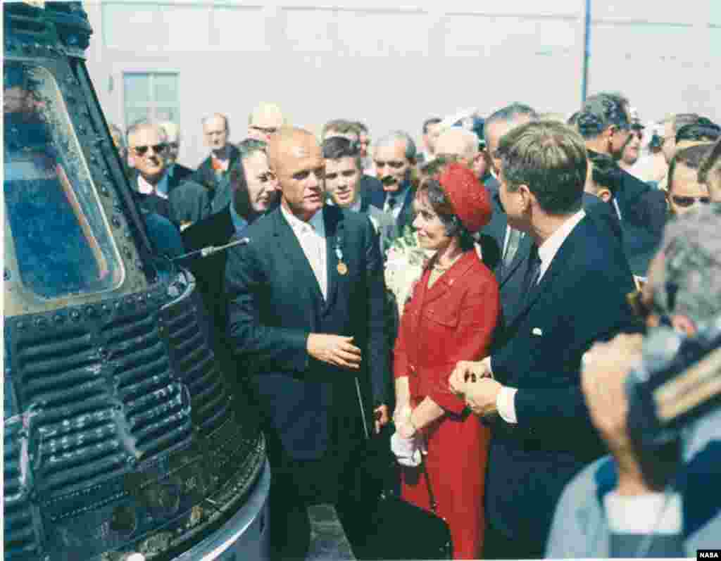 លោក John Glenn ដោយ​ឈរ​នៅ​ជិត​កាប៊ីន​យានអវកាស Friendship 7 ជួប​ជាមួយ​នឹង​ប្រធានាធិបតី​លោក John F. Kennedy ដោយ​មាន​លោកស្រី Glenn ឈរ​ក្បែរ។&nbsp;