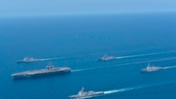 這張由日本海上自衛隊提供的照片顯示，2022年4月12日，在日本海舉行的美日雙邊演習中，林肯號航空母艦(左)和金剛號護衛艦(前)編隊航行。(美聯社）