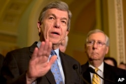 El senador Roy Blunt, republicano por Missouri (izq.), acompañado por el líder de la mayoría del Senado, Mitch McConnell, de Kentucky, durante una conferencia de prensa en el Capitolio en Washington, el martes 17 de mayo de 2016. (Foto AP / Jacquelyn Martin )
