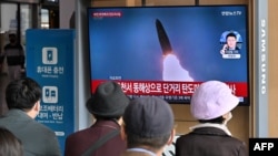 Wakazi wa Korea kaskazini watazama jaribio la silaha .Oktoba 28,2022.