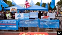 位於華盛頓東突厥覺醒運動（The East Turkistan National Awakening Movement）2022年10月1日在白宮前抗議中共當局在新疆的統治。