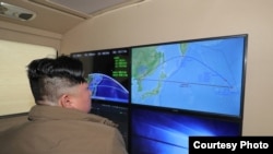 朝中社2022年10月10日刊登朝鮮領導人金正恩觀看導彈發射。