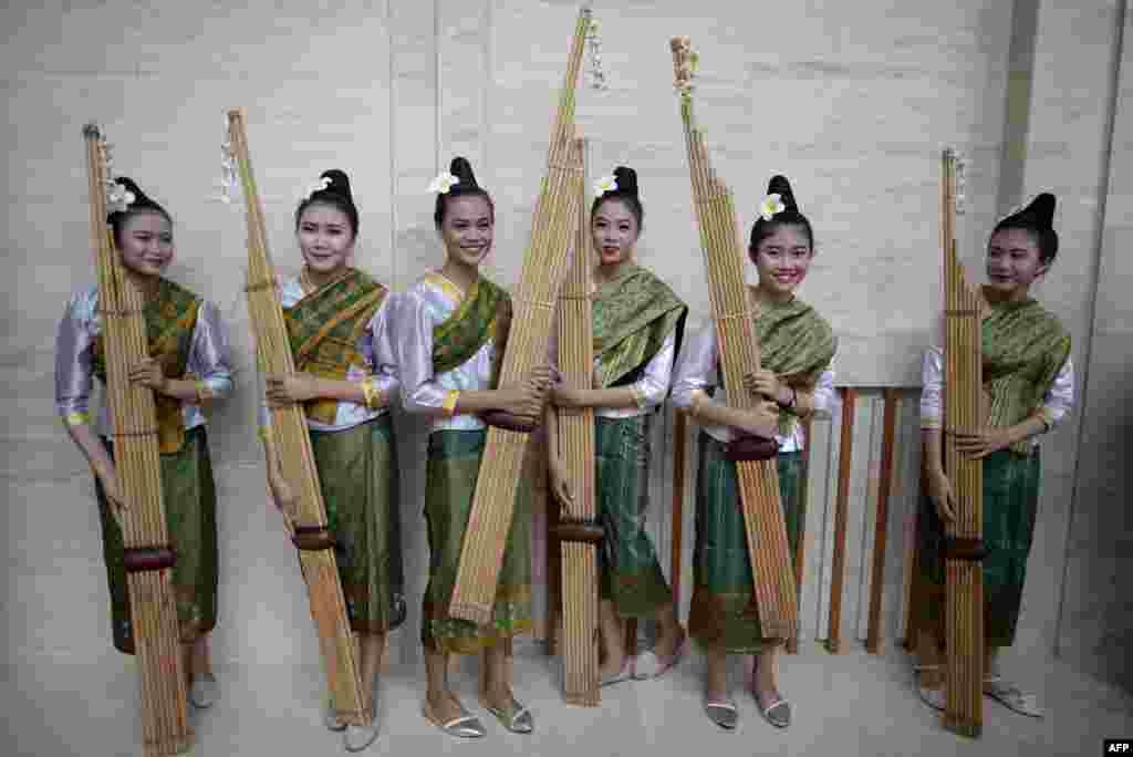 ក្រុម​អ្នក​សម្តែង​ជាមួយ​នឹង​ឧបករណ៍​ភ្លេង​គែន​ បន្ទាប់​ពី​លំហាត់​សម​នៅ​ឯ​មជ្ឈមណ្ឌល​សន្និបាត​ជាតិ​ក្នុង​​ក្រុង​វៀងចន្ទន៍ ប្រទេស​ឡាវ សម្រាប់​កិច្ចប្រជុំ​កំពូល​អាស៊ាន​លើក​ទី​ ២៨។