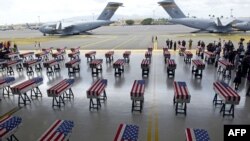 Les dépuilles des soldats américains exposés dans des cercueils à la base militaires de Pearl Harbor-Hickam, à Honolulu, à Hawaï, le 1er août 2018.