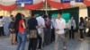 រូបឯកសារ៖ ប្រជាពលរដ្ឋ​​​តម្រង់​ជួរ​​​ចូលបោះឆ្នោត​ជ្រើសរើស​ក្រុម​ប្រឹក្សា​ឃុំ-សង្កាត់​អណត្តិទី​៤, នៅ​រាជធានី​ភ្នំពេញ​​, នៅថ្ងៃទី​០៤​ ខែ​មិថុនា​ ឆ្នាំ២០១៧។ (ហ៊ាន​ សុជាតា​​/ VOA)
